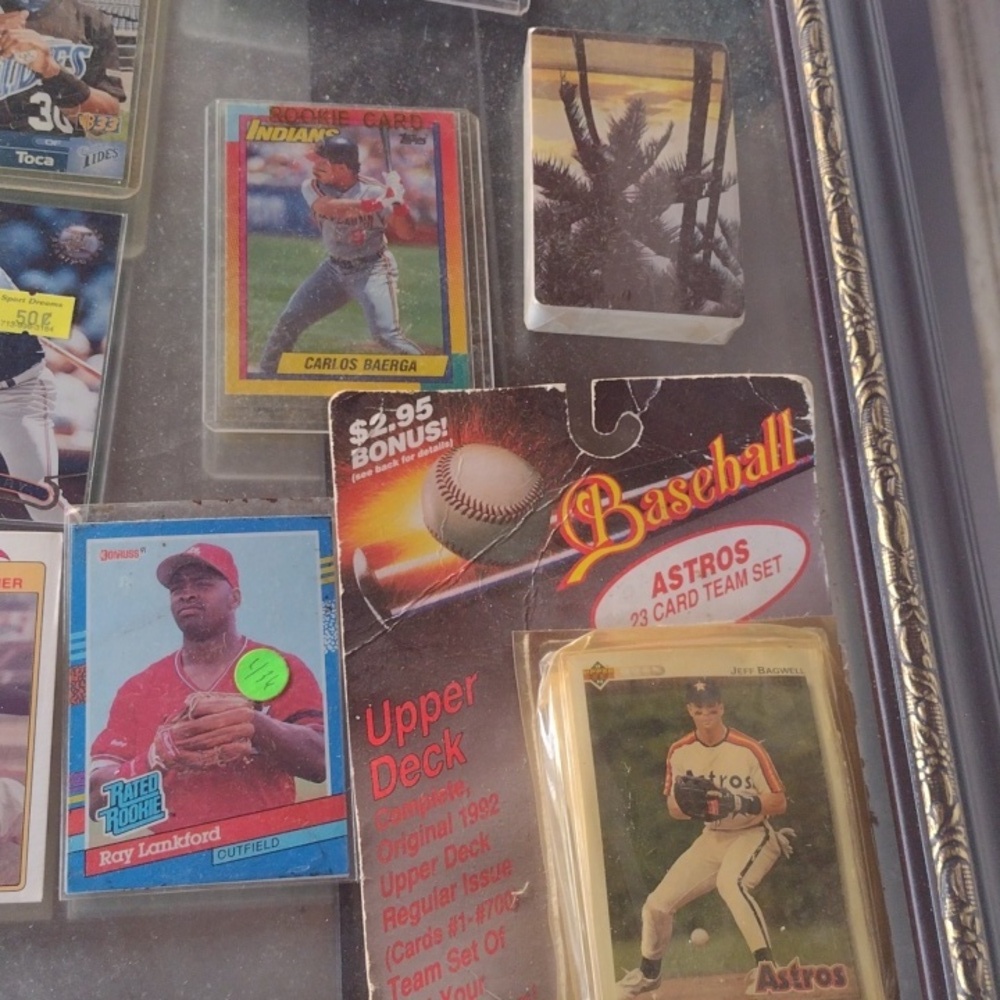 Assorted Baseball Trading Cards Collection - Picture 4 of 7